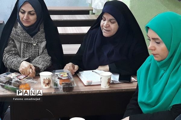 برگزاری جلسه پژوهشی آموزگاران دبستان حضرت زهرا(س)۲ رودهن