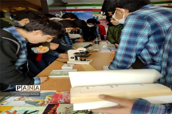 نمایشگاه هفته پژوهش در مدرسه شهید بهشتی رودهن