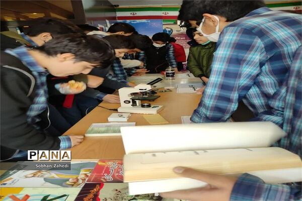 نمایشگاه هفته پژوهش در مدرسه شهید بهشتی رودهن