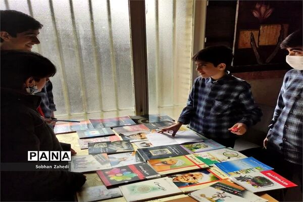 نمایشگاه هفته پژوهش در مدرسه شهید بهشتی رودهن