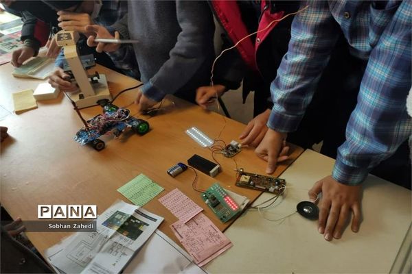 نمایشگاه هفته پژوهش در مدرسه شهید بهشتی رودهن