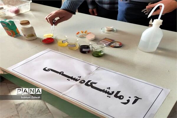 نمایشگاه هفته پژوهش در مدرسه شهید بهشتی رودهن