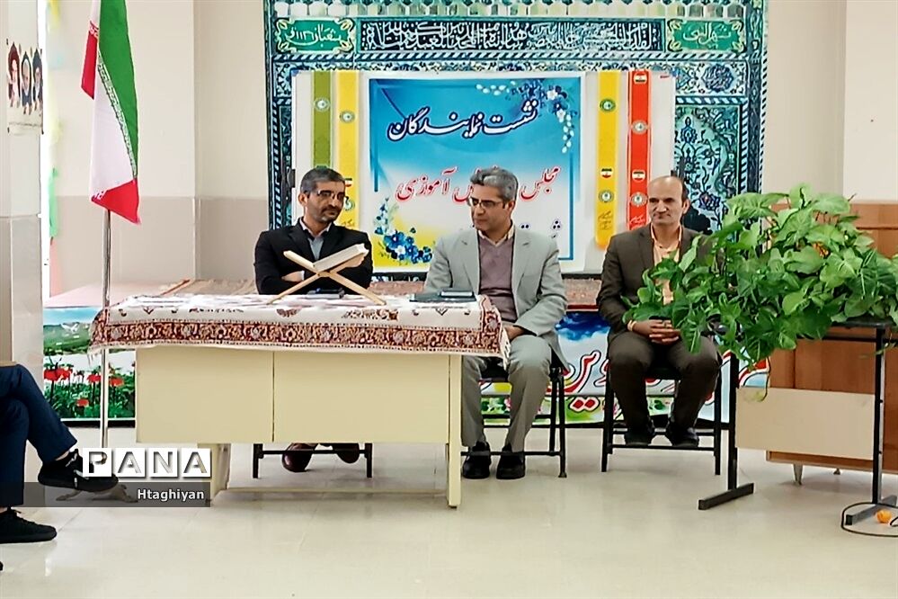 نشست مدیر سازمان دانش‌آموزی استان اصفهان با اعضای مجلس دانش‌آموزی و خبرنگاران پانا شهرستان خوانسار