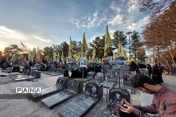 مراسم هفتگی شهر پرستاره در جوار گلزار شهدای بهشت رضا