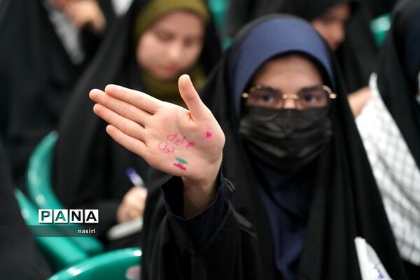 مجمع فرماندهان پیشگام بسیج دانش‌آموزی اصفهان در گلزار شهدا