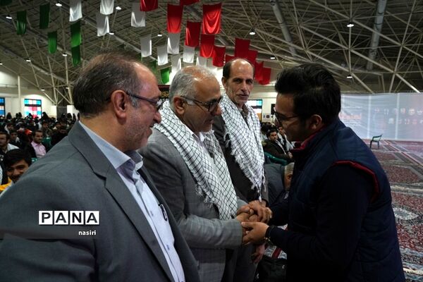 مجمع فرماندهان پیشگام بسیج دانش‌آموزی اصفهان در گلزار شهدا