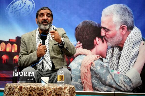 مجمع فرماندهان پیشگام بسیج دانش‌آموزی اصفهان در گلزار شهدا