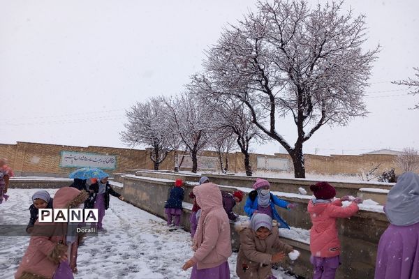 شور و شوق دانش‌آموزان دبستان شرف الدین شیخ شبان در یک روز برفی زیبا