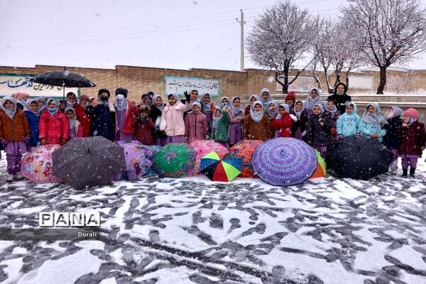 شور و شوق دانش‌آموزان دبستان شرف الدین شیخ شبان در یک روز برفی زیبا