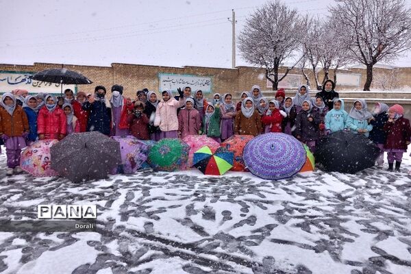 شور و شوق دانش‌آموزان دبستان شرف الدین شیخ شبان در یک روز برفی زیبا