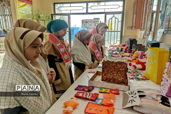 برگزاری نمایشگاه دست سازه های دانش‌آموزی در دبستان مرحمت صائب