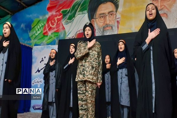 جشنواره (مدرسه ای یازده کلاس یازده سرود) در مدرسه ندای اسلام در استان اصفهان