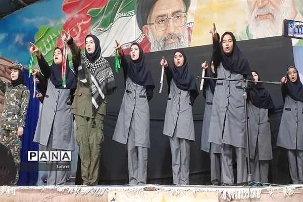 جشنواره (مدرسه ای یازده کلاس یازده سرود) در مدرسه ندای اسلام در استان اصفهان