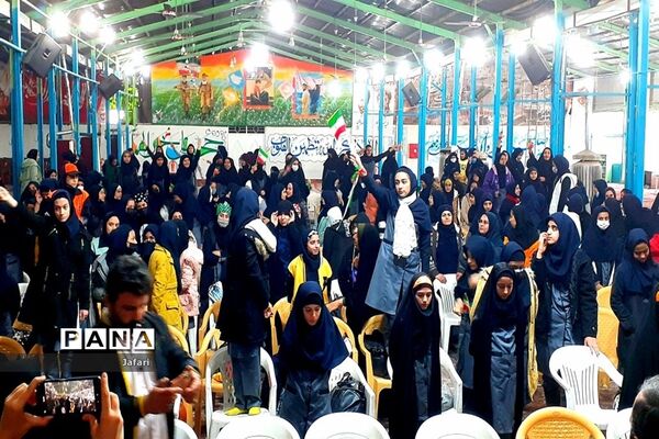 جشنواره (مدرسه ای یازده کلاس یازده سرود) در مدرسه ندای اسلام در استان اصفهان