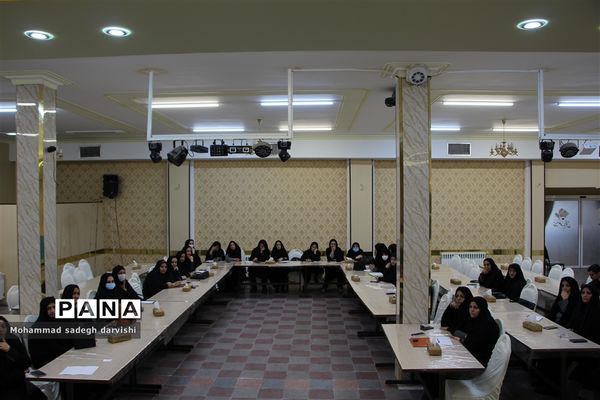 نشست رئیس سازمان دانش‌آموزی استان با مربیان پیشتاز بافق