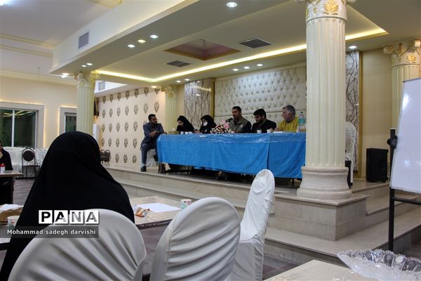 نشست رئیس سازمان دانش‌آموزی استان با مربیان پیشتاز بافق