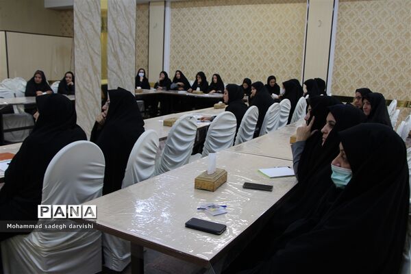 نشست رئیس سازمان دانش‌آموزی استان با مربیان پیشتاز بافق