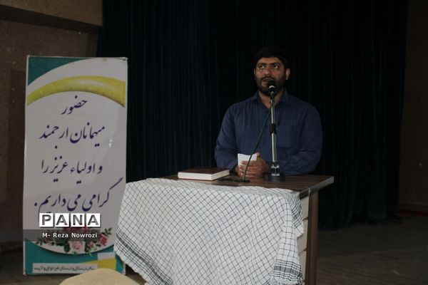 استقبال دانش‌آموزان دختر مدارس غیر دولتی شهرستان بوشهر از شهید گمنام