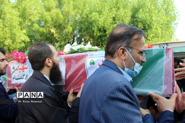 استقبال دانش‌آموزان دختر مدارس غیر دولتی شهرستان بوشهر از شهید گمنام