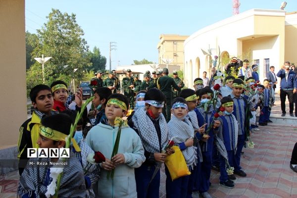 استقبال دانش‌آموزان دختر مدارس غیر دولتی شهرستان بوشهر از شهید گمنام