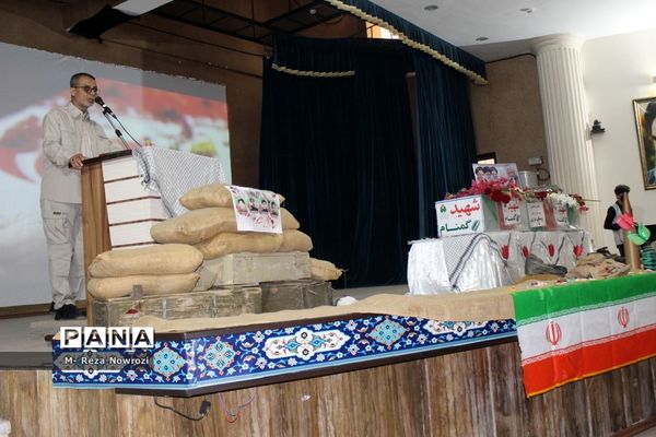 استقبال دانش‌آموزان دختر مدارس غیر دولتی شهرستان بوشهر از شهید گمنام