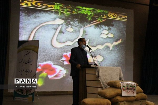 استقبال دانش‌آموزان دختر مدارس غیر دولتی شهرستان بوشهر از شهید گمنام