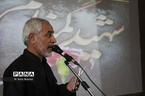 استقبال دانش‌آموزان دختر مدارس غیر دولتی شهرستان بوشهر از شهید گمنام