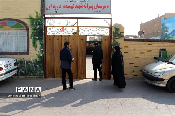 بازدید رئیس سازمان دانش‌آموزی استان از مدرسه شهید فهمیده ناحیه ۲ یزد