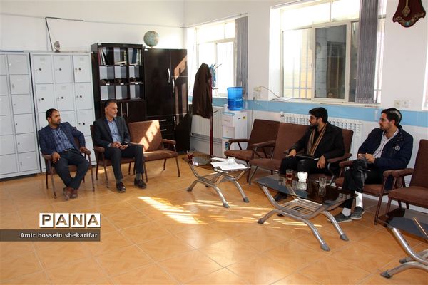 بازدید رئیس سازمان دانش‌آموزی استان از مدرسه شهید فهمیده ناحیه ۲ یزد