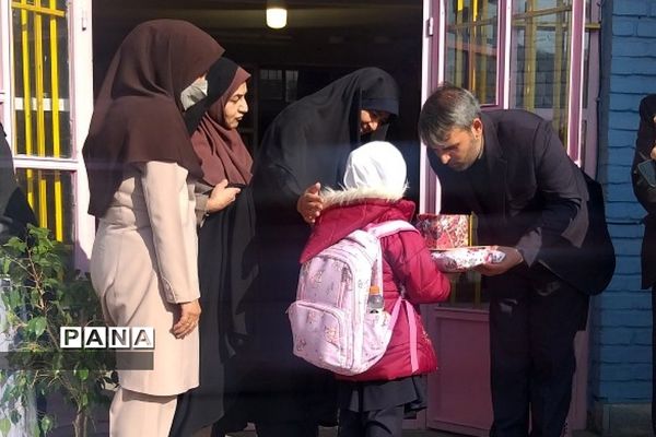 حضور صمیمی مدیرکل آموزش و پرورش شهرستان‌های استان تهران در مدرسه فرزانگان و  اندیشه رودهن