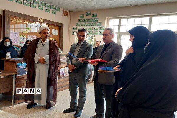 نمایشگاه هفته پژوهش در دبیرستان فرزانگان تربت جام