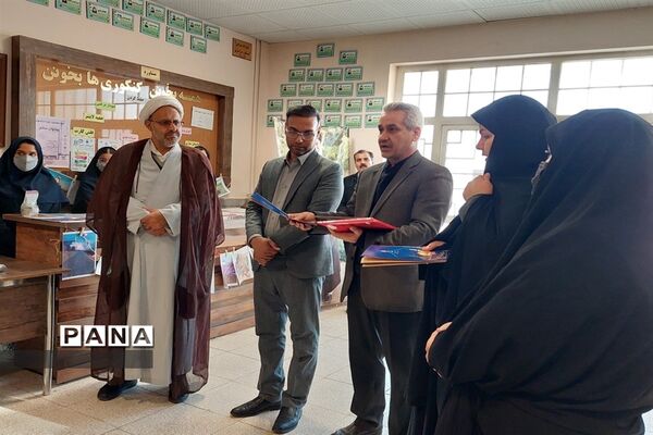 نمایشگاه هفته پژوهش در دبیرستان فرزانگان تربت جام