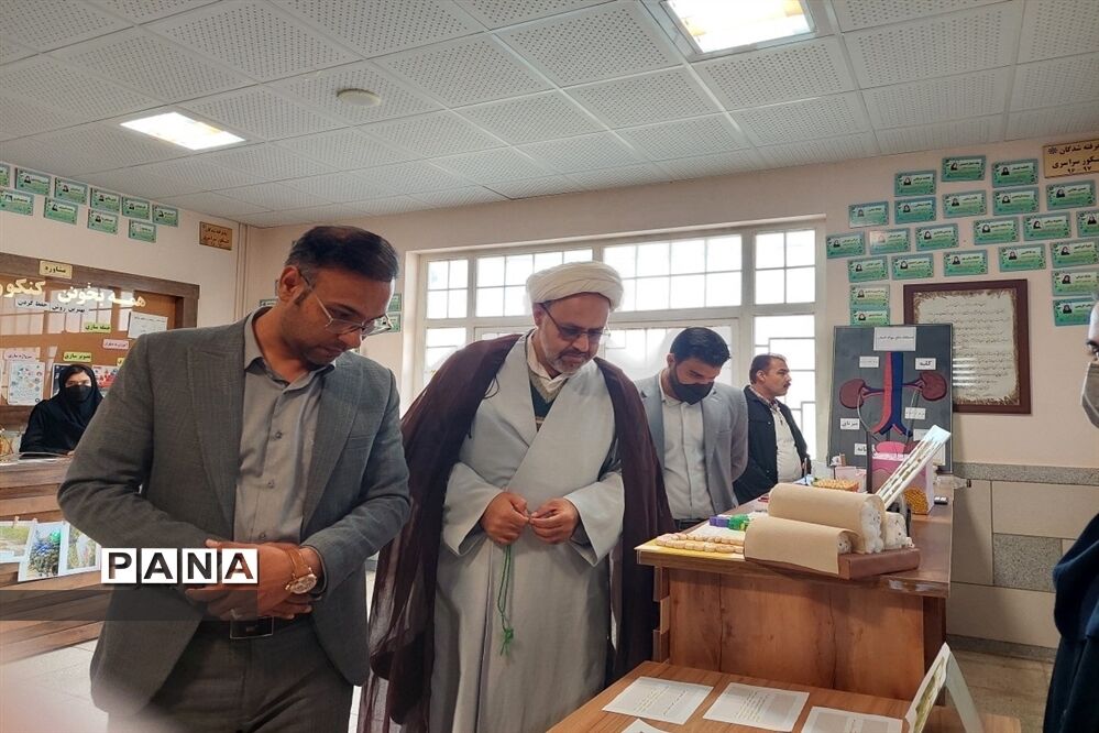 نمایشگاه هفته پژوهش در دبیرستان فرزانگان تربت جام