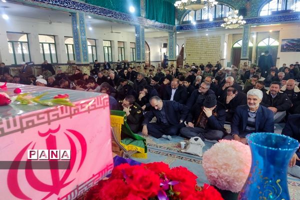 تشییع پیکر مطهر شهید گمنام با حضور خادمیاران و پرچم متبرک رضوی در میانه