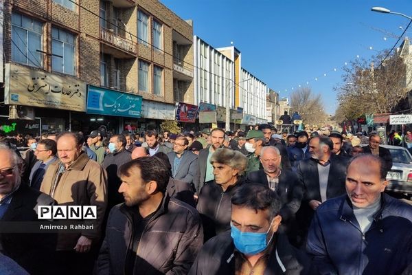 تشییع پیکر مطهر شهید گمنام با حضور خادمیاران و پرچم متبرک رضوی در میانه