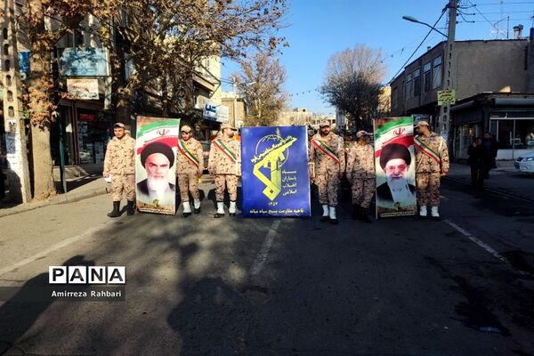 تشییع پیکر مطهر شهید گمنام با حضور خادمیاران و پرچم متبرک رضوی در میانه