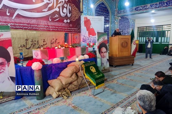 تشییع پیکر مطهر شهید گمنام با حضور خادمیاران و پرچم متبرک رضوی در میانه