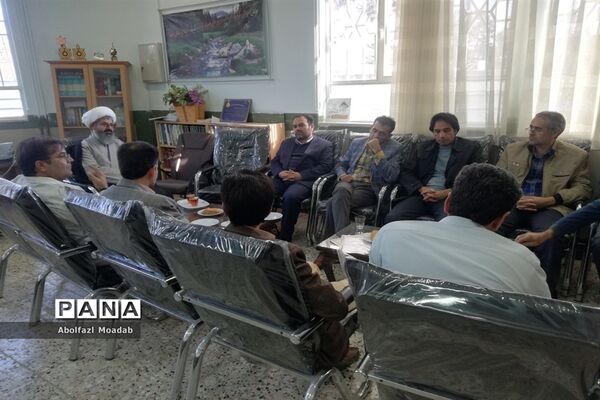 دیدار امام جمعه کاشمر با دبیران دبیرستان پسرانه آیت الله خامنه‌ای