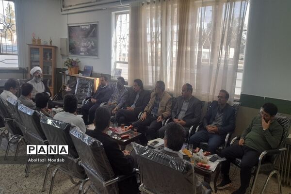 دیدار امام جمعه کاشمر با دبیران دبیرستان پسرانه آیت الله خامنه‌ای