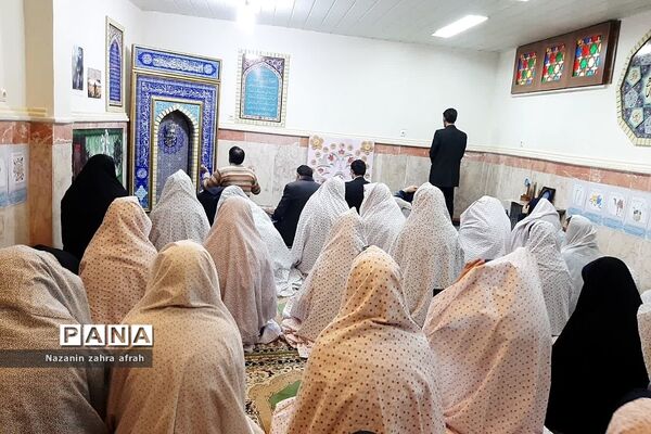 نماز جماعت مدیرکل آموزش و پرورش شهرستان‌های استان تهران  با دانش‌آموزان رودهن