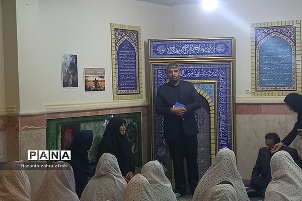 نماز جماعت مدیرکل آموزش و پرورش شهرستان‌های استان تهران  با دانش‌آموزان رودهن