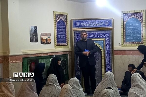 نماز جماعت مدیرکل آموزش و پرورش شهرستان‌های استان تهران  با دانش‌آموزان رودهن