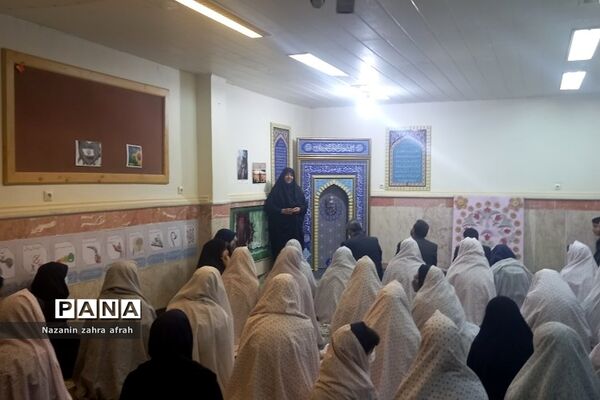 نماز جماعت مدیرکل آموزش و پرورش شهرستان‌های استان تهران  با دانش‌آموزان رودهن