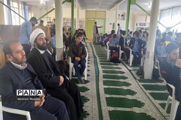 گفت,وگوی آزاد دانش‌آموزی در دبیرستان آیت الله خامنه‌ای کاشمر