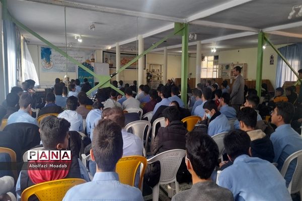 گفت,وگوی آزاد دانش‌آموزی در دبیرستان آیت الله خامنه‌ای کاشمر