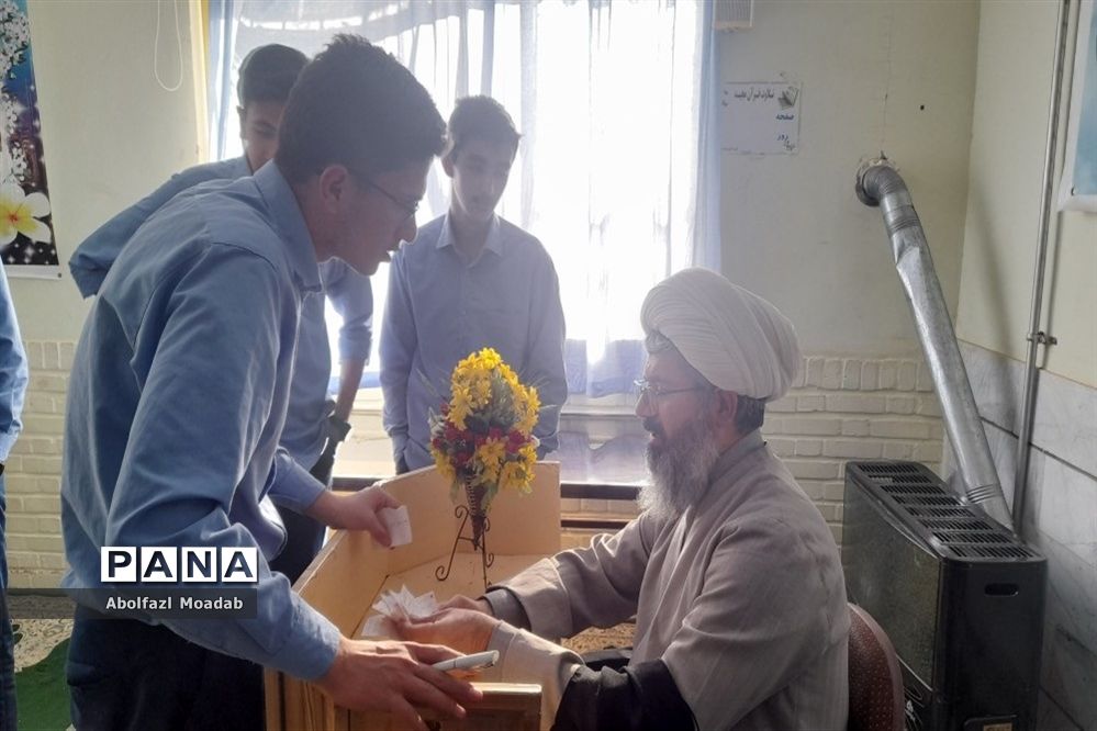 گفت,وگوی آزاد دانش‌آموزی در دبیرستان آیت الله خامنه‌ای کاشمر