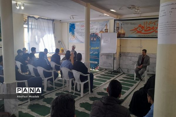 گفت,وگوی آزاد دانش‌آموزی در دبیرستان آیت الله خامنه‌ای کاشمر