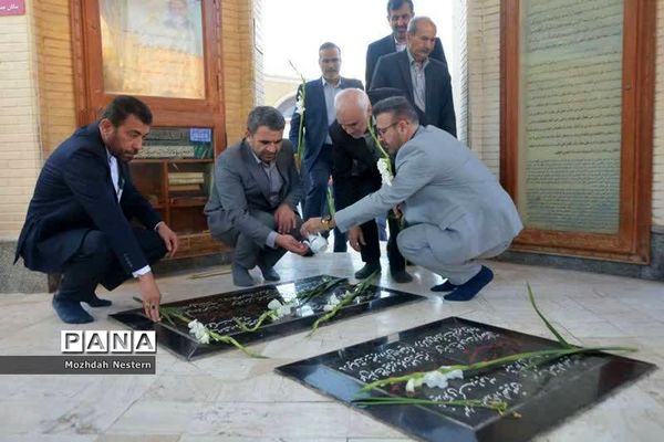 عطرافشانی گلزار شهدا ی بوشهر با حضورمعاون وزیر و رئیس سازمان مدارس و مراکز غیردولتی و توسعه مشارکت‌های مردمی وزارت آموزش و پرورش