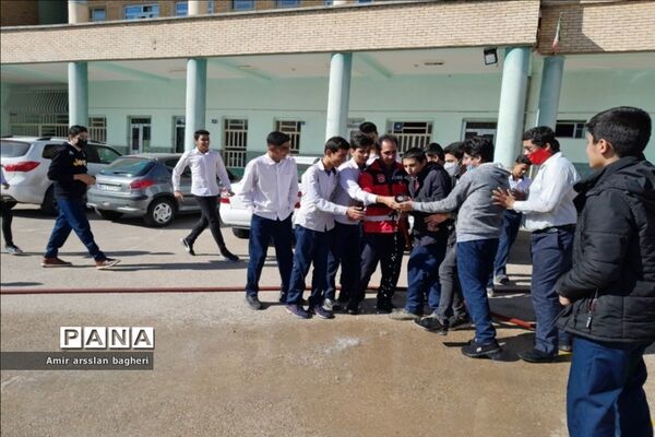 برگزاری اردوی علمی آمادگی دفاعی در دبیرستان نمازی ناحیه 4 شیراز
