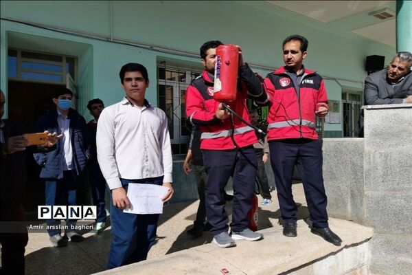 برگزاری اردوی علمی آمادگی دفاعی در دبیرستان نمازی ناحیه 4 شیراز